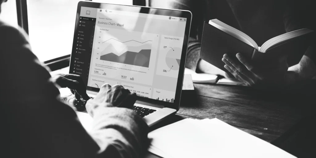 Consultoría de estrategia digital analizando datos y métricas de negocio en un entorno profesional
